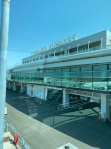 滑走路から見た釧路空港ターミナルビル