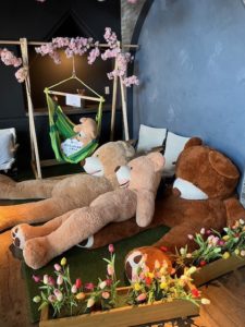 スターライトホテルの入口にいるくま