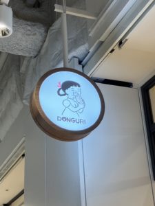 札幌のパン屋どんぐりのココノススキノ店看板