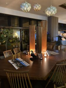 KIKI知床ナチュラルリゾートのラウンジの夜の雰囲気