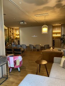 KIKI知床ナチュラルリゾートのラウンジにあるプロジェクター