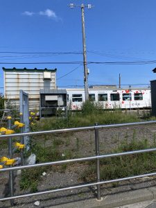 浜小清水駅を出発するJR花咲線の車両