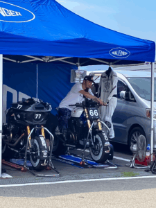 バイクを触る長瀬智也様