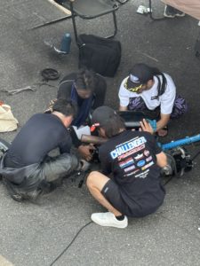 バイクメンテナンス中のチャレンジャーレーシングの皆様