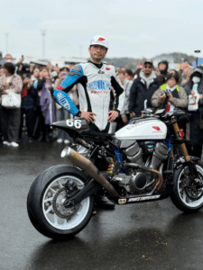 新しいレーシングスーツを着た長瀬さんとPAN AMERICA