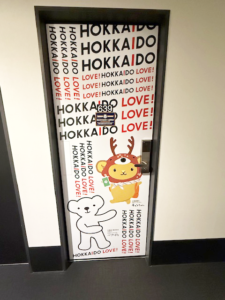 AIRDO・キュンちゃんコラボルームのドア